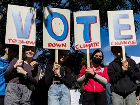 Marche de grève pour le climat rassemblée dans le parc de la Confédération.