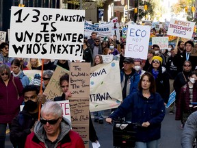 Climate Strike Mars à travers le centre-ville.