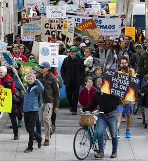 Climate Strike Mars à travers le centre-ville.