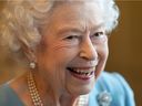 Sur cette photo d'archive prise le 5 février 2022, la reine Elizabeth II sourit lors d'une réception dans la salle de bal de Sandringham House.  Son sourire, vu en personne, n'est jamais oublié.