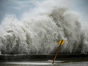 TOPSHOT - Waves hit the Malecon in Havana, on September 28, 2022, after the passage of hurricane Ian. - Cuba exceeded 12 hours this Wednesday in total blackout with "zero electricity generation" due to failures in the links of the national electrical system (sen), after the passage of powerful Hurricane Ian.