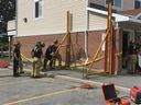 Einsturztechniker der Feuerwehr von Ottawa arbeiten an einem dreistöckigen Stadthaus, das am Freitagnachmittag von einem Fahrzeug angefahren wurde.