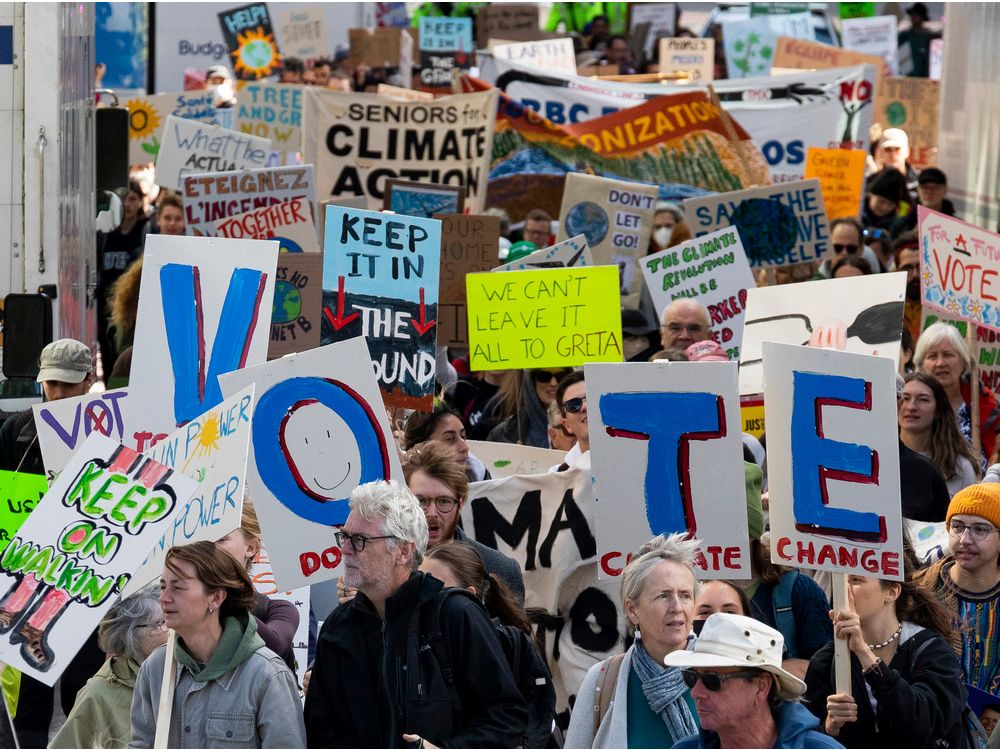 Des centaines de personnes manifestent au centre-ville d’Ottawa pour demander aux gouvernements d’agir contre les changements climatiques