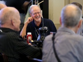 OTTAWA.  13. September 2022. Ein Frühstückstreffen des Men's Shed Ottawa Center ist eine ziemlich lebhafte Angelegenheit im Hometown Sports Grill mit viel Geschwätz und Gelächter.  Abgebildet (Mitte) ist Peter Hanley.  Julie Oliver/Postmedien