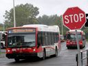 Ein Aktenfoto zeigt einen OC Transpo-Bus an der Hurdman Station.