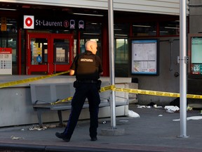 Ein Beamter des Ottawa Police Service sperrt den Tatort im Einkaufszentrum St. Laurent ab, wo am Freitagnachmittag ein Mann erstochen und zwei weitere verletzt wurden.