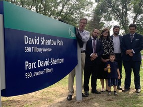 Le maire Jim Watson, le petit-fils de David Shentow, Teddy Lubimzev, l'épouse Rachel, la petite-fille de Shentow et l'arrière-petit-fils de Shentow, David - du nom de son arrière-grand-père légendaire, le rabbin Idan Scher et Bram Bregman dévoilent dimanche le panneau du parc David Shentow , 11 septembre 2022.