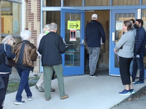Faites la queue pour l'élection municipale au bureau de vote de l'école St George à Ottawa, le 24 octobre 2022. Jean Levac/Ottawa Citizen