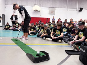 Brooke Henderson, douze fois gagnante de la LPGA, est retournée à l'école élémentaire Chimo de Smiths Falls pour surprendre 50 élèves du primaire avec une clinique de golf et une séance de questions-réponses.