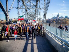 Saturday’s protest started at the National Gallery of Canada and marched to form a human chain stretching the length of the Alexandra bridge.