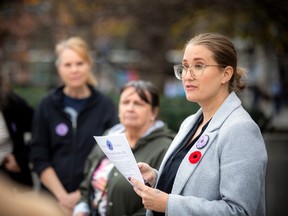 Kimberly Lamontani, qui a organisé l'événement d'Ottawa pour honorer la vie des animaux perdus à la guerre au Monument commémoratif de guerre du Canada, s'est adressée à un petit groupe dimanche après-midi.
