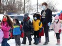 Anak-anak memakai masker wajah ke sekolah musim dingin lalu selama musim COVID.  Pandemi mengajarkan kita bahwa virus mematikan masih bisa muncul.  Dan karena kami telah mencoba untuk melindungi diri dari penyakit tertentu, kami telah membawa masalah tambahan.