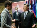 Perdana Menteri Justin Trudeau berbicara dengan Presiden China Xi Jinping pada KTT Pemimpin G20 di Bali, Indonesia, 16 November. 