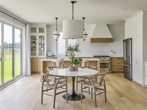 Single Barton di Westwood adalah salah satu rencana baru Richcraft.  Salah satu fiturnya adalah pintu teras ganda yang mengingatkan pada NanaWall yang terbuka sepenuhnya ke luar ruangan.