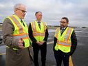 Le ministre des Transports Omar Alghabra (à droite), ainsi que le député d'Ottawa-Sud David McGuinty (au centre) et le PDG de l'aéroport d'Ottawa, Mark Laroche (à gauche), étaient tous présents lundi à l'aéroport d'Ottawa pour l'annonce de 4 millions de dollars du gouvernement fédéral pour réhabiliter les voies de circulation.