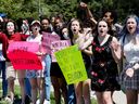 5月のファイル写真は、ドレスコードに抗議するBéatrice-Delogesの学生を示しています 