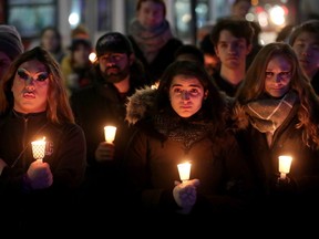Sekitar seratus orang keluar untuk menyalakan lilin di Monumen Hak Asasi Manusia di pusat kota Ottawa Kamis malam untuk berduka dan mengenang mereka yang tewas dalam penembakan Club Q baru-baru ini di Colorado Springs.