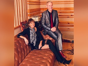 Le musicien né à Ottawa Peter Kiesewalter et la violoniste Whitney La Grange trouvent des parallèles entre l'histoire familiale de Kiesewalter et le monde mystérieux des papillons de nuit dans un nouveau spectacle multimédia intitulé The Moth Project.