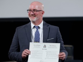 Sean Devine, anggota dewan Knoxdale – Merivale Ward, pada upacara hari Selasa.