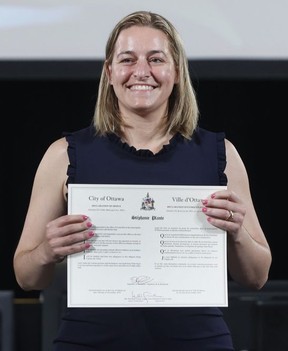 Stephanie Plante, anggota dewan Rideau – Vanier Ward, pada upacara hari Selasa.