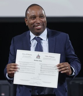 Rawlson King, anggota dewan Rideau-Rockcliffe Ward, selama upacara hari Selasa.