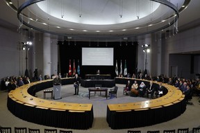 Upacara peresmian Kota Ottawa untuk pengambilan sumpah walikota dan anggota dewan berlangsung di balai kota pada hari Selasa.
