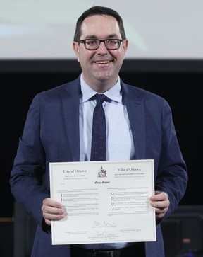 Glen Gower, anggota dewan Stittsville Ward, selama upacara hari Selasa.