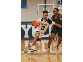 Stéphane Okenge, de Ottawa, jogou dois anos de basquete na Canada Topflight Academy.