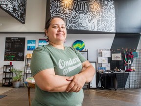 Paula Naponse เป็นนักการศึกษา Anishinaabe ผู้ประกอบการ และเจ้าของร้าน Beandigen Cafe ใน Lansdowne Park