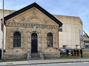 Representatives from Cadillac Fairview, and other dignitaries, announced the commencement of construction of a 288-unit residential rental building that will integrate with CF Rideau Centre. The project will also include the renovation of the City Registry Office, a designated heritage originating in 1874.