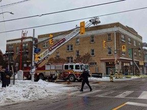 Petugas pemadam kebakaran Ottawa memadamkan api di Bank Street