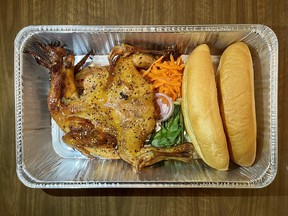 Ayam panggang bebas dari Banh Mi Yes di Kanata