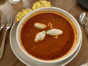 Sup ikan di Cocotte Bistro di hotel Metcalfe