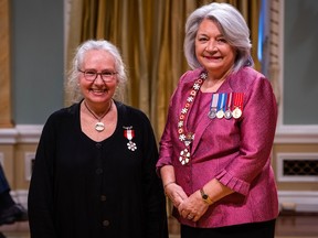 Jacalyn Duffin, dari Kingston, dengan Yang Mulia Mary Simon yang Terhormat, Gubernur Jenderal Kanada, setelah diinvestasikan ke dalam Order of Canada pada 14 Desember 2022 di Rideau Hall di Ottawa.