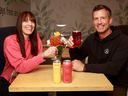 Megan Campbell, penyelenggara acara Ottawa's Sober Socials dan Dave Leith, salah satu pemilik Pure Kitchen, berpose dengan mocktail di Pure Kitchen.