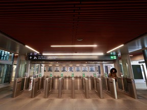 OTTAWA - December 2, 2022 - Commuters taking the LRT in Ottawa on Friday. TONY CALDWELL, Postmedia.
