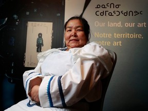 Rhoda Kokiapik ผู้อำนวยการบริหารของ Avataq Cultural Institute โพสท่าถ่ายรูปที่พิพิธภัณฑ์ธรรมชาติแห่งแคนาดาในออตตาวาเมื่อวันพุธ