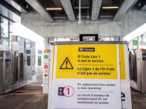 Een bord dat zaterdag op het LRT-station is geplaatst, adviseert potentiële passagiers om het systeem in dat gebied af te sluiten.