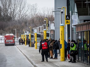 Mensen stonden in de rij bij Hordman Station om op zaterdagochtend bussen te nemen in plaats van de LRT.