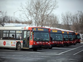 Les autobus d'OC Transpo stationnent à l'extérieur de la station Hurdman le samedi matin.