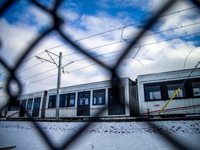 Los lanzamientos de LRT continuaron el domingo 8 de enero de 2023, con varios trenes atascados en las vías entre la estación Lees y la estación Tremblay.  El domingo se colgaron cables dañados sobre un tren al oeste de la estación de Tremblay.