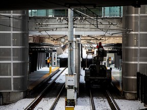 Les problèmes de TLR se sont poursuivis le dimanche 8 janvier 2023, plusieurs trains étant bloqués sur les voies entre la station Lees et la station Tremblay.  Des équipages travaillaient sur des lignes à la gare de Lees dimanche.