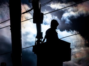 De LRT-releases gingen door op zondag 8 januari 2023, met verschillende treinen die vastzaten op de sporen tussen het Lees-station en het Tremblay-station.  Bemanningen waren zondag aan het werk boven op een trein aan de oostkant van het station van Leys.