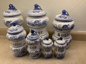 Porcelain pottery set.