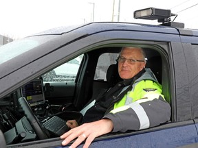 Sersan  Rob Cairns dari Kepolisian Ottawa dengan sistem pembaca plat nomor otomatis (ALPR).