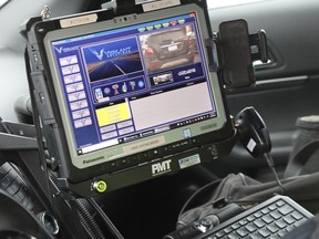 Sersan  Rob Cairns dari Ottawa Police Service mendemonstrasikan sistem Automatic License Plate Recognition (ALPR) di kendaraan patrolinya.