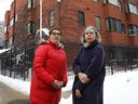 Anggota dewan kota Theresa Kavanagh, kanan, dan Ariel Troster berdiri di depan Kedutaan Besar Iran yang kosong di Ottawa.  Mosi untuk mengganti nama sebagian Jalan Metcalfe di depan kedutaan untuk menghormati Mahsa Amini diajukan ke dewan oleh Kavanagh dan didukung oleh Troster.