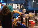 Sierra Margolies menyiapkan minuman non-alkohol di Hekate Cafe dan Elixer Lounge pada 20 Januari 2023 di New York City.  Bar dan acara bebas alkohol semakin populer.