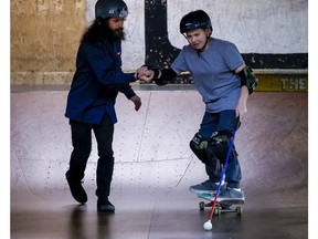 OTTAWA- Ollie Acosta-Pickering yang berusia 10 tahun, yang buta setelah pengobatan kanker, mempelajari kembali cara bermain skateboard dengan bantuan Jordan Wells di The Yard.  20 Januari 2023.  ERROL MCGIHON/Postmedia