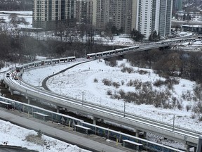 Trenes LRT varados el sábado por la mañana.  Publicado con permiso.